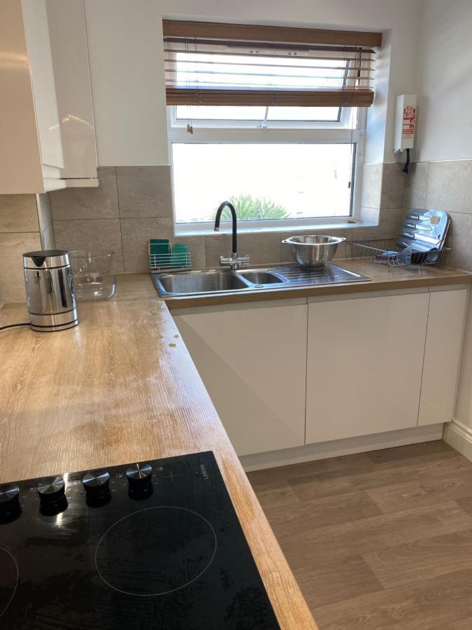 Bournemouth Beachfront Retreat 3 Bedroom 3 Bathroom Seaside B&B With Free Parking Екстер'єр фото