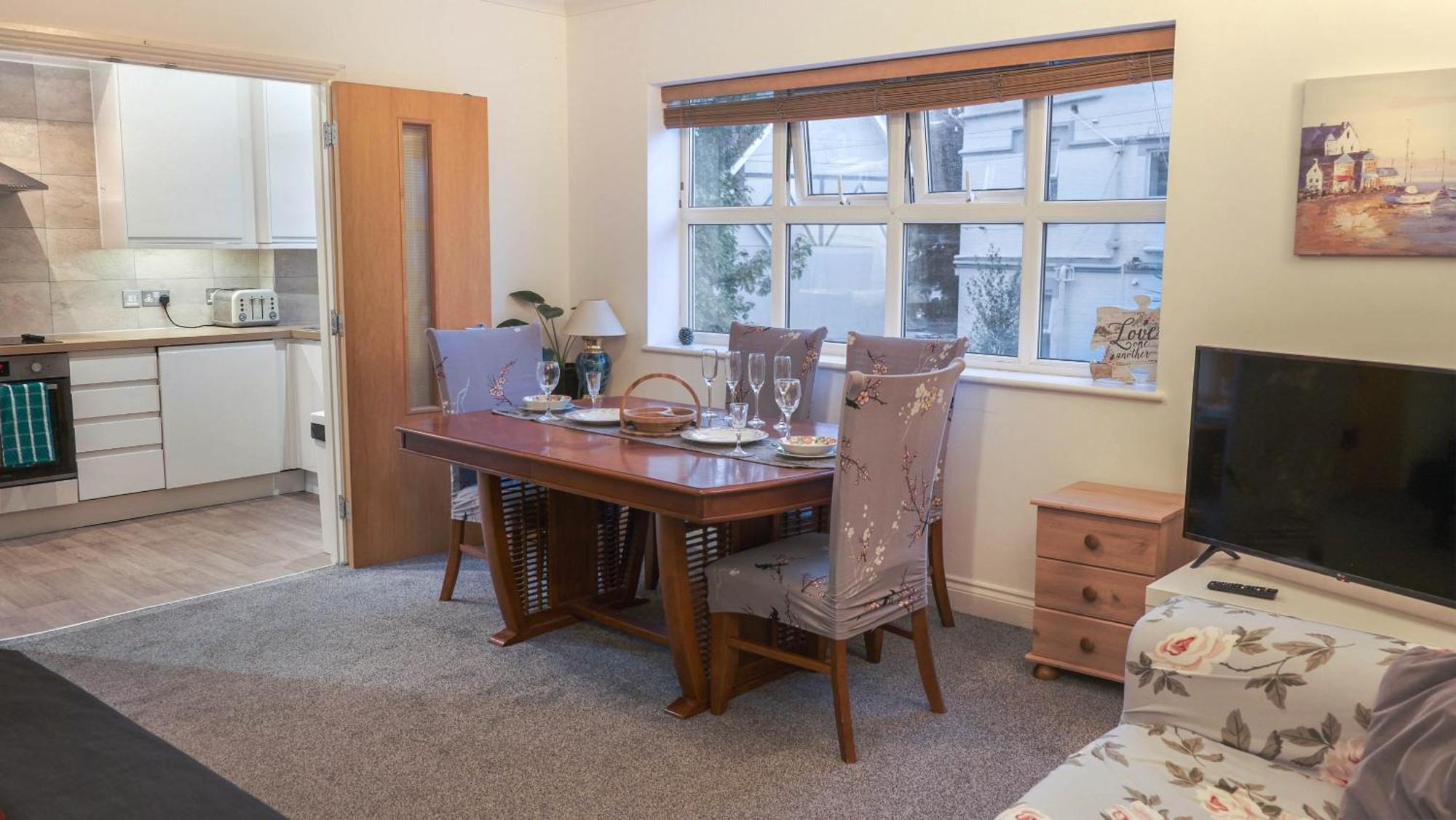 Bournemouth Beachfront Retreat 3 Bedroom 3 Bathroom Seaside B&B With Free Parking Екстер'єр фото