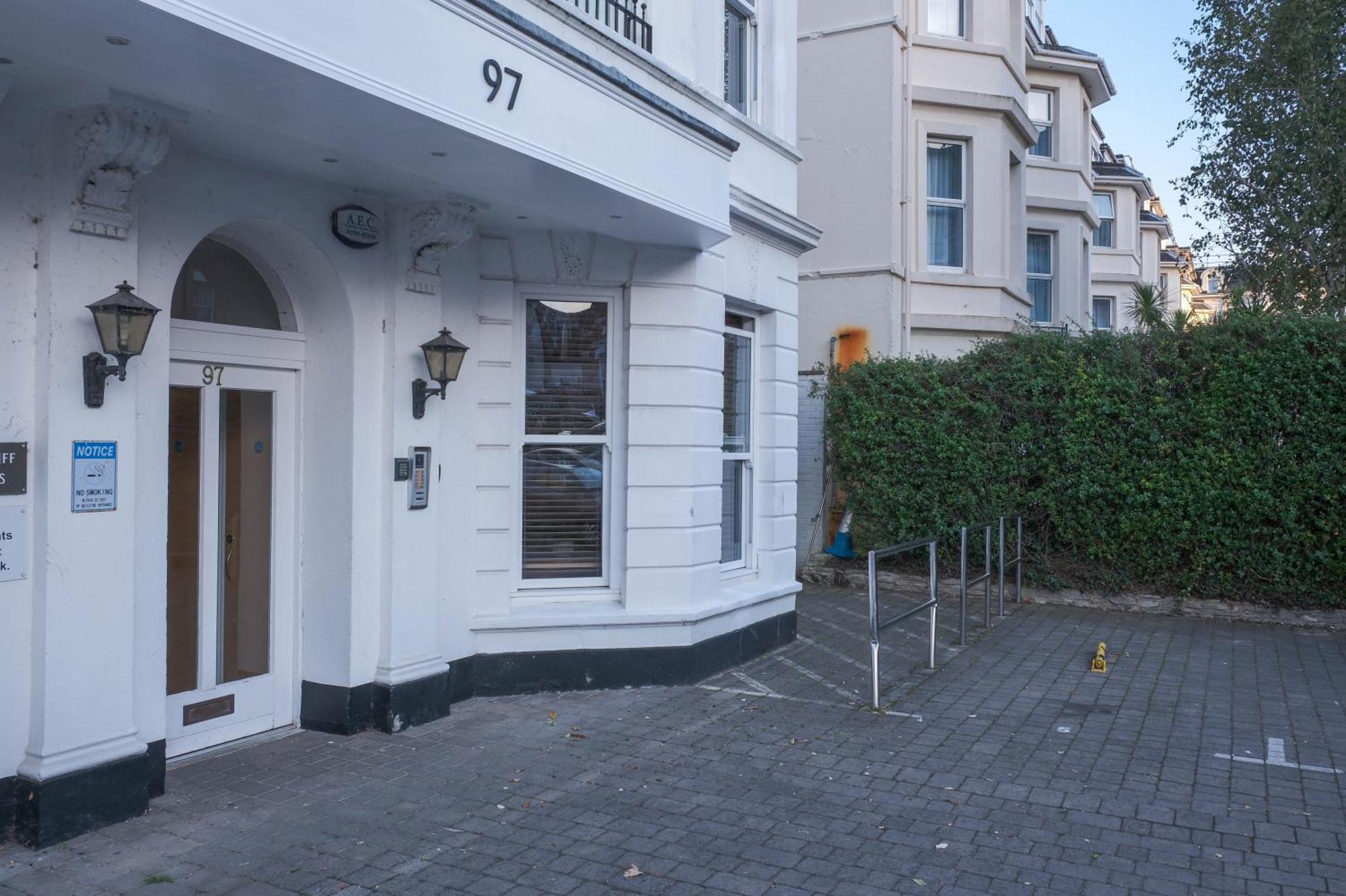 Bournemouth Beachfront Retreat 3 Bedroom 3 Bathroom Seaside B&B With Free Parking Екстер'єр фото