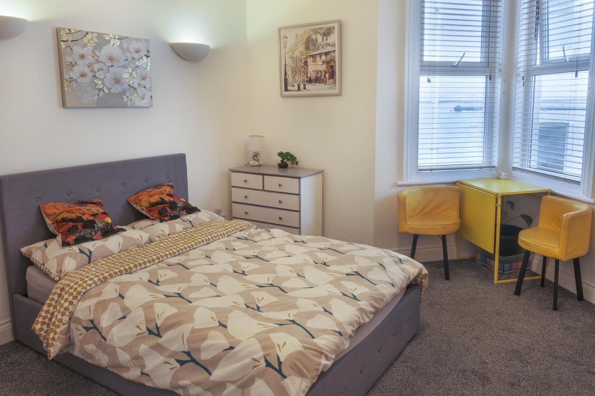 Bournemouth Beachfront Retreat 3 Bedroom 3 Bathroom Seaside B&B With Free Parking Екстер'єр фото